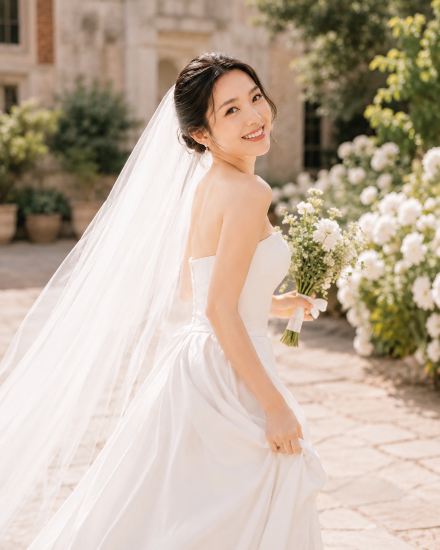 The bride among the roses